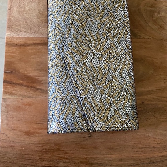 Clutch - Picture 2 of 9